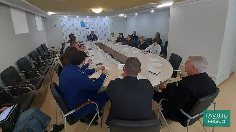 На заседании Общественной палаты региона сообщили, что долги за вывоз твердых бытовых отходов достигли 800 млн рублей — этих средств хватило бы на покупку 60 мусоровозов без лизинга. Представитель регоператора и глава комиссии по экологии обсудили ситуацию.