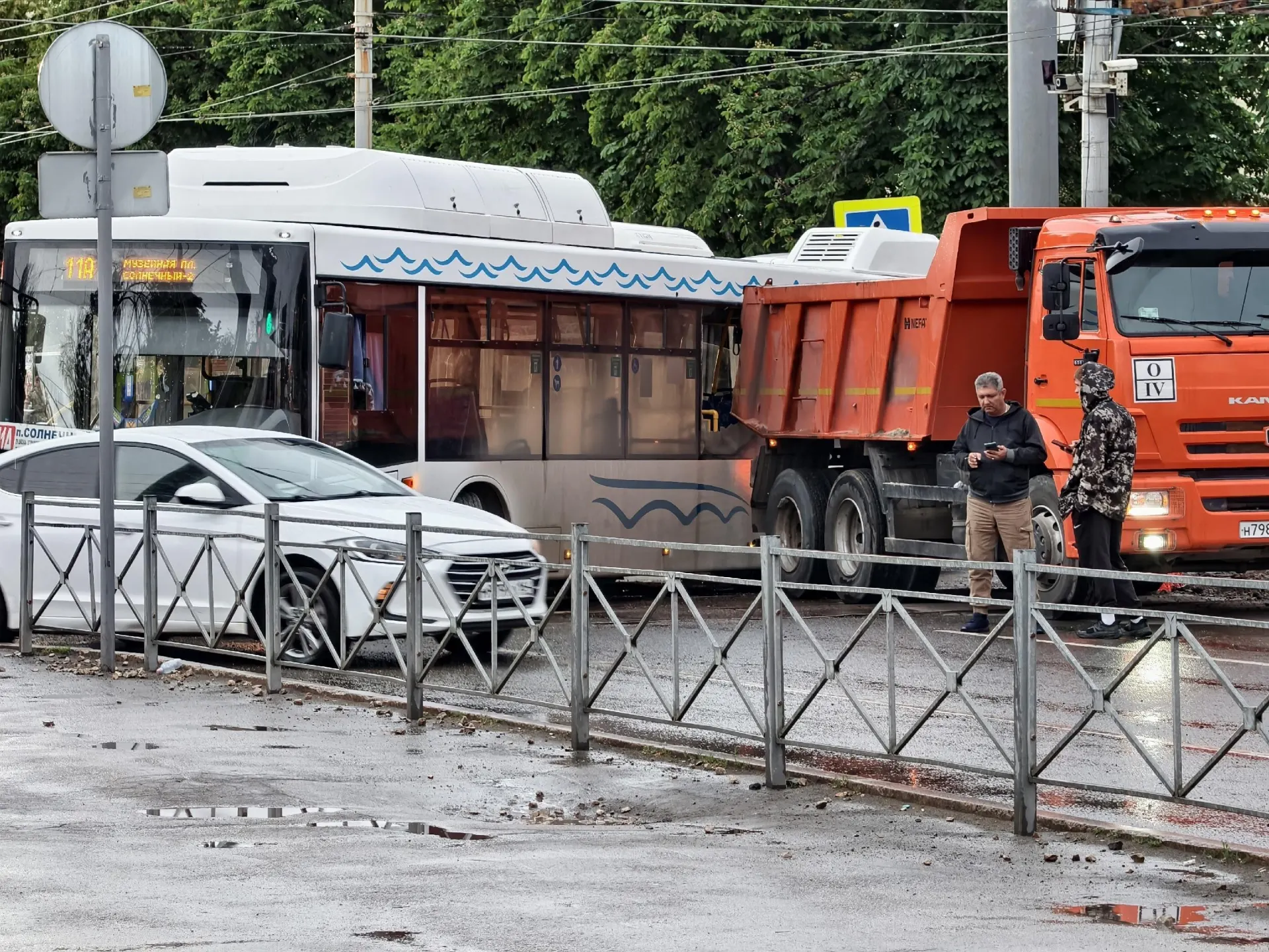 Столкновение автобуса и грузовика почти полностью заблокировало Московскую улицу; к 21:00 автомобили убрали с проезжей части.