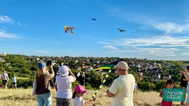 Фестиваль, запланированный на 1 июня в парке Свободы, отменён на фоне предупреждений об опасности использования беспилотников и после трагедии в колледже. Организаторы поясняют, что решение принято ради безопасности жителей.