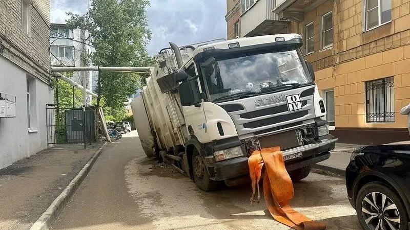 В ночь на 28 мая на улице Сакко и Ванцетти мусоровоз частично провалился под асфальт. Глава комитета муниципального контроля поручил принять меры в отношении организации, проводившей работы рядом с местом провала.