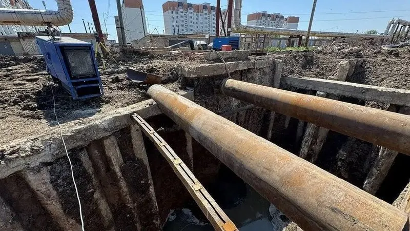 В Энгельсе объявлен режим ЧС из‑за аварии на самотечном коллекторе на улице Менделеева. Для работ доставят дополнительную насосную станцию, отключённые жители получают подвоз питьевой и технической воды.