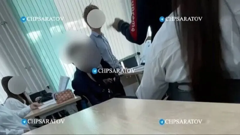 Апелляция прокуратуры и потерпевшей стороны отклонена: суд подтвердил приговор Гарику Нерсесяну, который во время урока избил одноклассника своего сына, объяснив своё поведение тем, что тот якобы травил ребёнка, в том числе по национальному признаку.