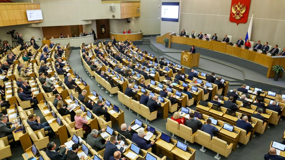 Комитет Госдумы одобрил поправку, исключающую ограничение стоимости ареста имущества для россиян, осуждённых по «политическим» статьям и находящихся за границей. Решения будут приниматься заочно и вступать в силу немедленно.