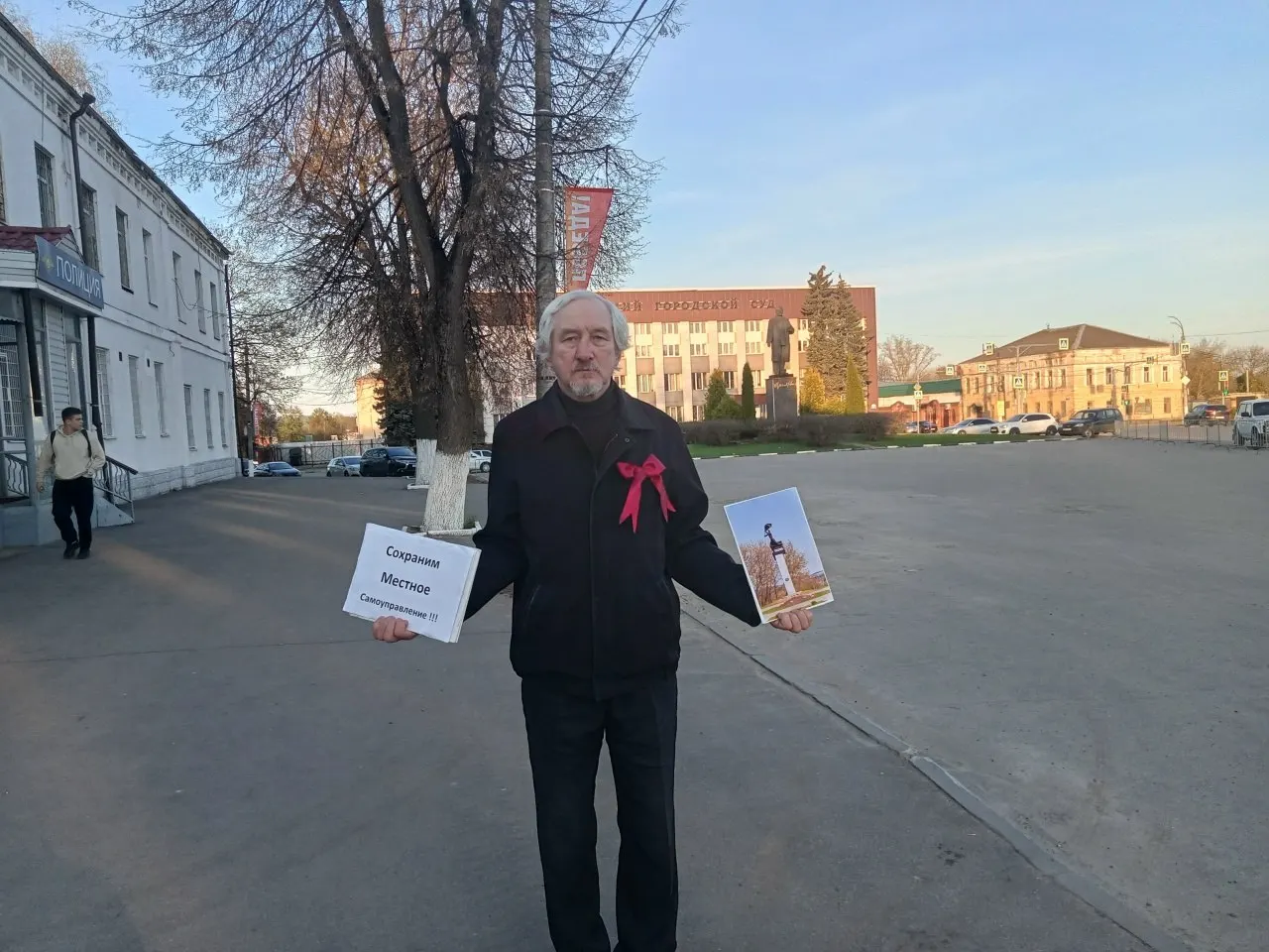 Суд признал Юрия Саенко виновным по ч. 2 ст. 20.2 КоАП за одиночный пикет 1 мая в защиту местного самоуправления; ранее его предупреждали в полиции и штрафовали за выступления против ввоза московского мусора.
