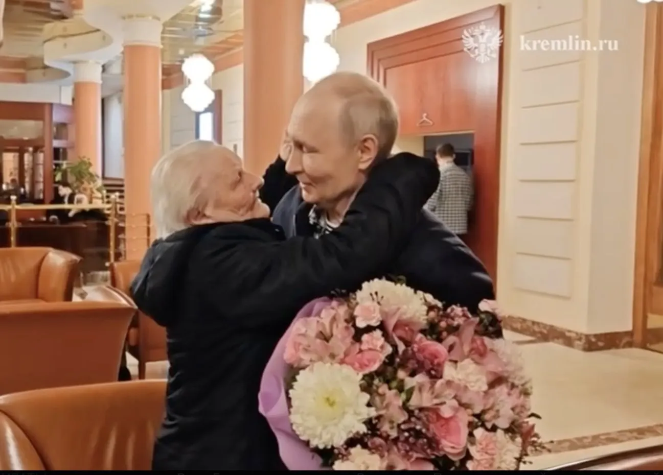 Во время встречи президент и его педагог обнялись и плакали. Подробности и дата встречи не уточняются.