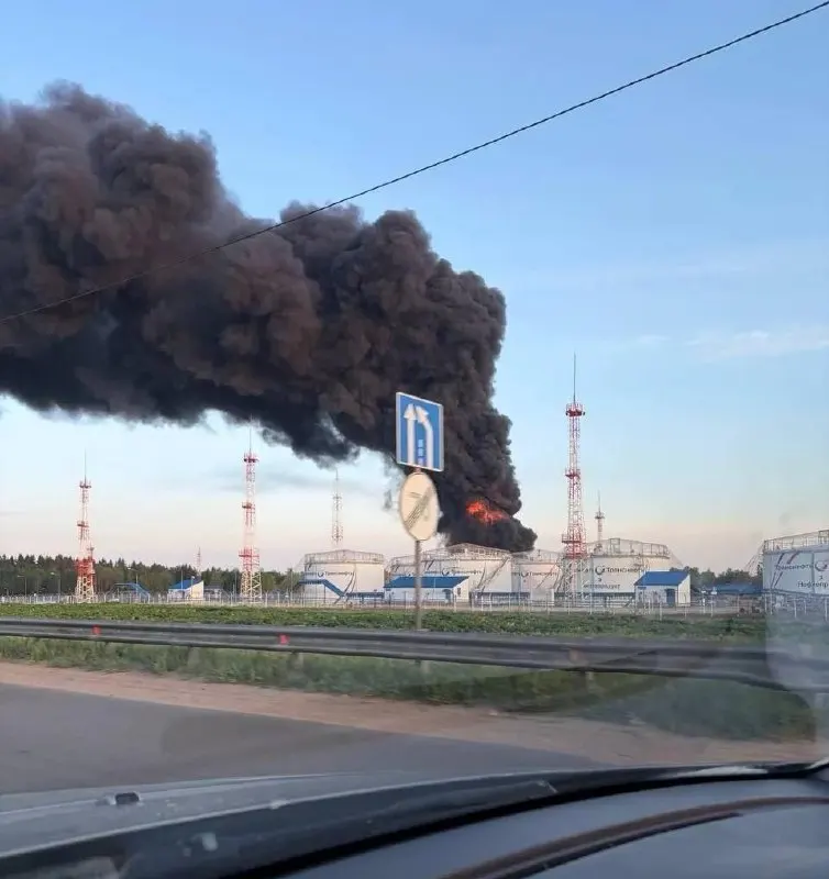 Ночью и утром БПЛА нанесли удары по НПЗ в Капотне, нефтеналивной станции в Солнечногорском районе и технопарку в Зеленограде. По меньшей мере три человека погибли, более десятка пострадали, повреждены жилые дома и нарушена работа ряда аэропортов.