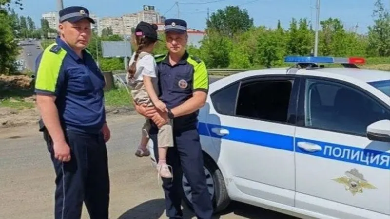 Сотрудники ГИБДД заметили на улице пятилетнюю девочку, которая ушла из детского сада и не помнила дорогу домой. Ребёнка доставили в отдел полиции и связались с родителями; обстоятельства происшествия уточняют в МВД.
