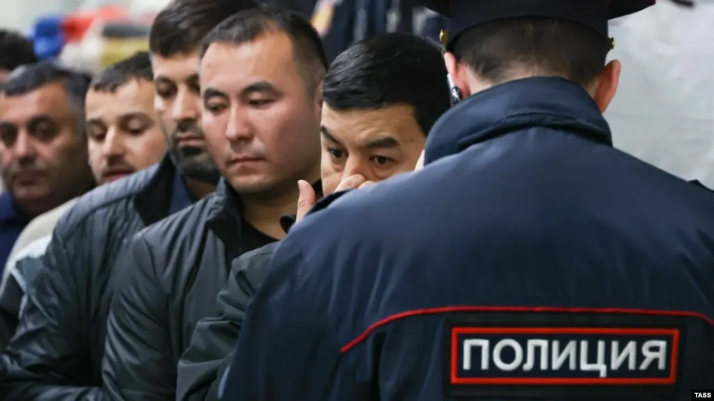 Законопроект расширяет перечень административных правонарушений, за которые иностранцев и лиц без гражданства могут выдворять из России: от участия в несогласованных митингах до призывов к санкциям и пропаганды экстремистских символов.