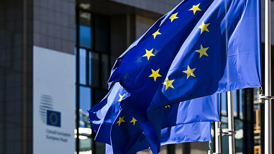 После смены руководства в Венгрии лидеры Евросоюза обсуждают идею увеличить срок продления ограничительных мер с шести месяцев до года и подготовить «мини‑пакет» мер, которые будет сложнее блокировать отдельным членам блока.