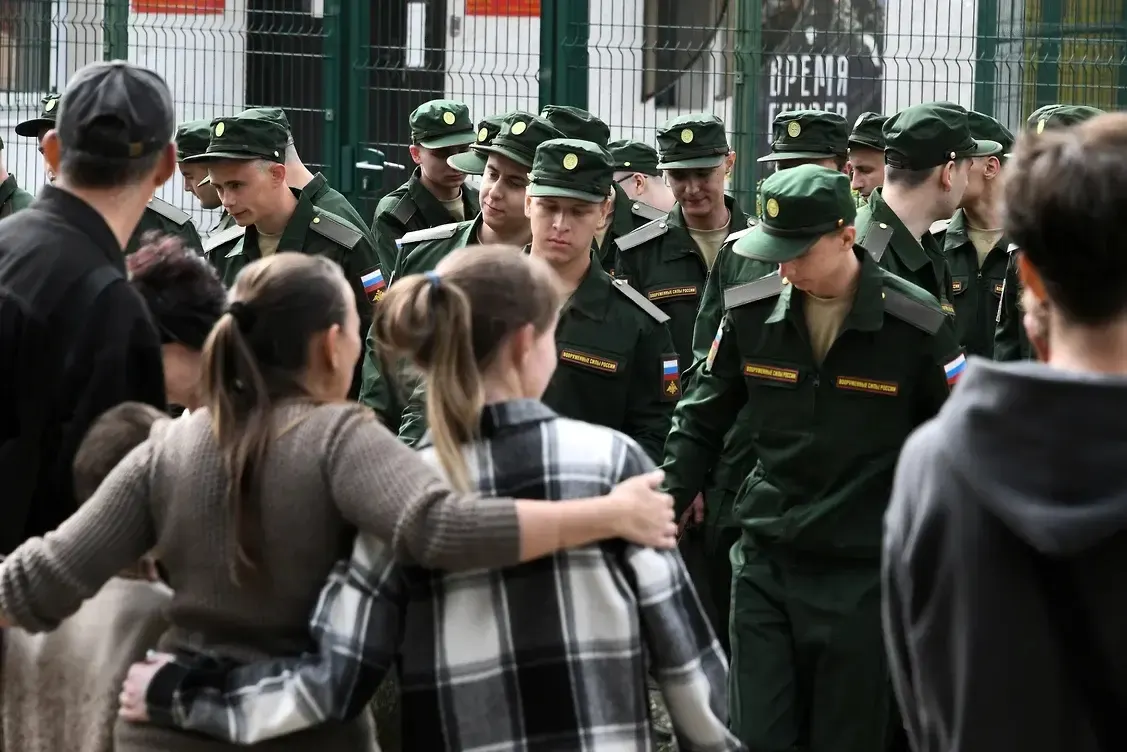 Группа женщин намерена оспорить в судах нормы нового федерального закона, которые лишают права на выплаты гражданских жен, не имевших общего несовершеннолетнего ребёнка с погибшим. Первый иск уже направлен в Верховный суд России.