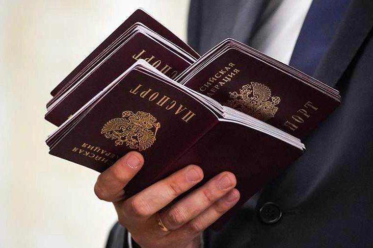 Фракция «Единая Россия» намерена внести поправки, позволяющие иностранцам с непогашенной судимостью получать РВП, ВНЖ и гражданство, если их, по утверждению депутатов, незаконно осудили за поддержку политики России и СВО. Поправки планируют рассмотреть ко второму чтению закона о гражданстве.