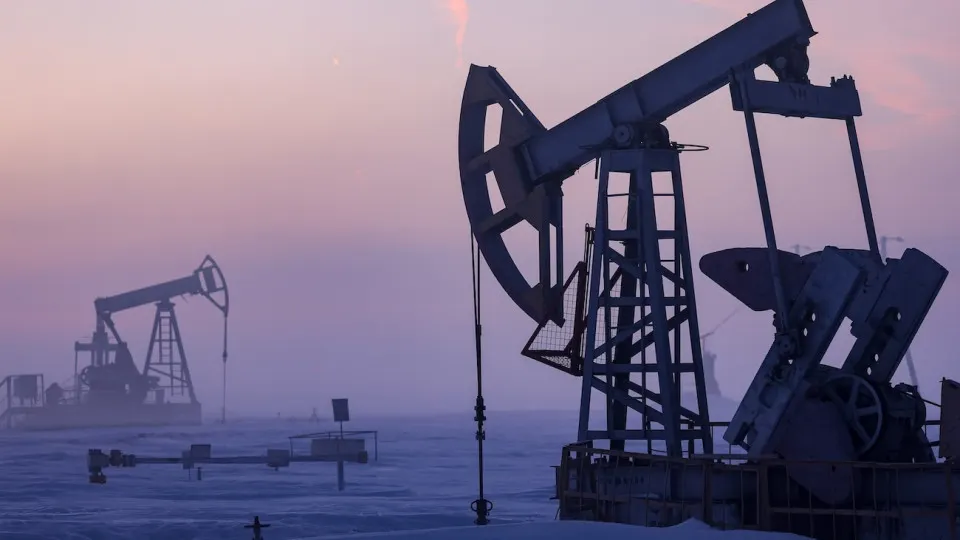 По обновлённому макропрогнозу Минэкономразвития добыча нефти в 2026 году составит около 511 млн тонн — самый низкий уровень с 2009 года. Спад объясняют сокращением бурения из‑за ухудшения финансовых показателей компаний и последствий санкций.