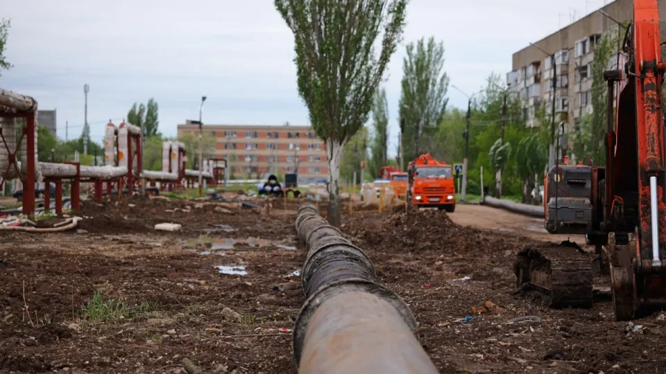 Из‑за повреждения главного самотечного коллектора в Энгельсе без воды остались сотни тысяч жителей, канализация переполнилась, власти ввели режим ЧС и проводят аварийные работы.