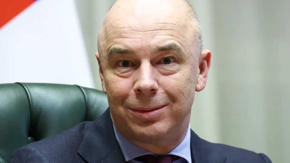 Глава Минфина Антон Силуанов заявил о необходимости пересмотреть расходы бюджета: приоритет остаются оборона и соцобязательства, но в остальном ведомство оценивает целесообразность затрат. Эксперты прогнозируют сокращение расходов на сотни миллиардов и обсуждают возможное повышение налогов.