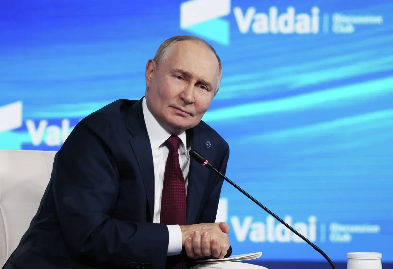 Международный уголовный суд разъяснил, что приглашение на переговоры само по себе не освобождает от международного ордера на арест. Исключение — когда встречи организованы под эгидой ООН или преследование приостановлено резолюцией Совбеза по Главе VII.