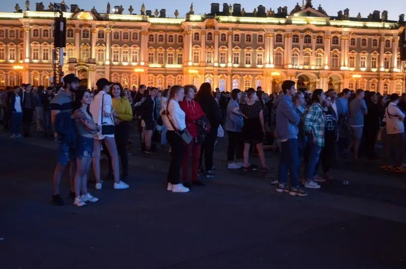 В ночь с 27 на 28 июня в Санкт-Петербурге пройдут «Алые паруса» для около 66 тыс. выпускников; утверждены 300 приоритетных программ и увеличено число бюджетных мест. В Смоленске пройдут мероприятия ко Дню молодёжи.