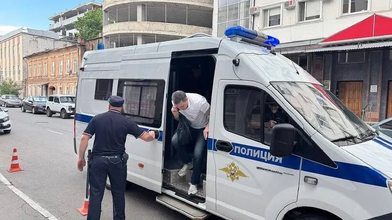 Депутата Анидалова привезли в Фрунзенский районный суд. На кадрах видно, как он выходит из полицейской машины и направляется к зданию суда на улице Дзержинского. Подробности по делу уточняются.