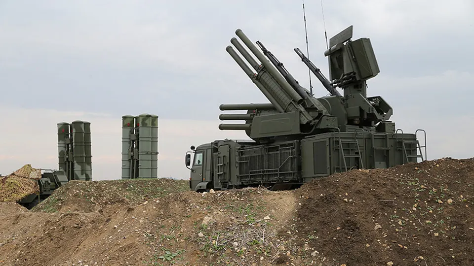 Российские военные используют комплекс радиоэлектронной борьбы, который, по сообщениям, глушит сигнал терминалов Starlink в диапазоне 14–14,5 ГГц на площади до 20 км². Одновременно в России ужесточают правила ввоза оборудования для иностранных спутниковых систем и развивают собственные аналоги.