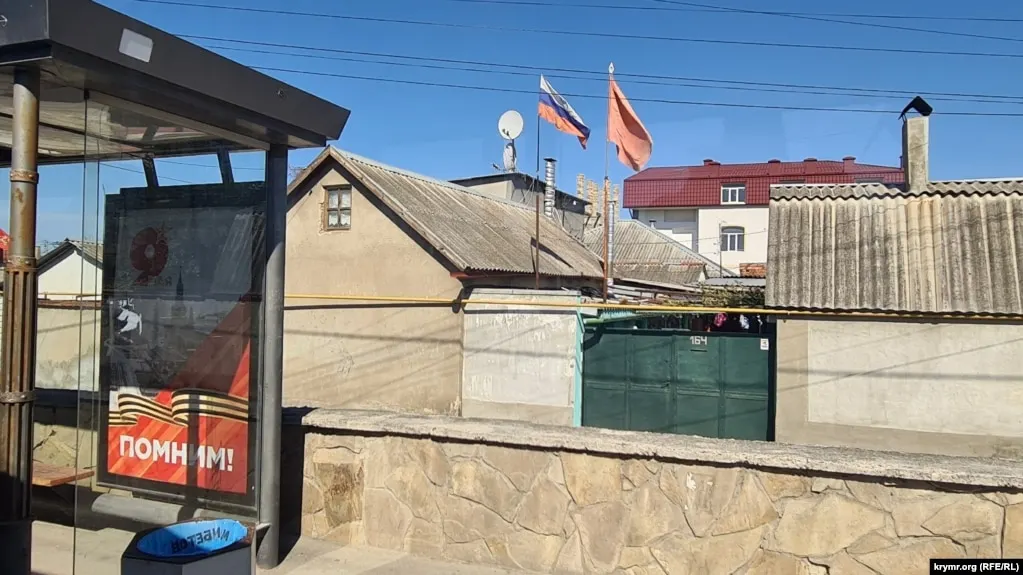 Российские власти сообщают о жертвах и повреждениях после ударов беспилотников в Крыму и прилегающих областях; Минобороны отчиталось о сотнях сбитых дронов.