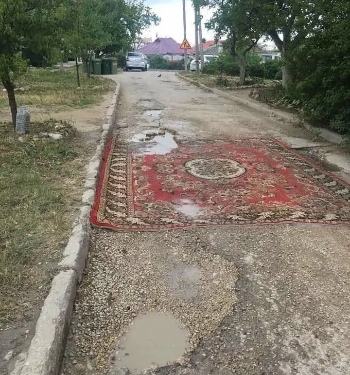 В Госдуму внесён законопроект, который позволит жильцам и соседским сообществам менять асфальт во дворах и на местных дорогах без согласования с коммунальными службами; в правительстве проект не поддержали.