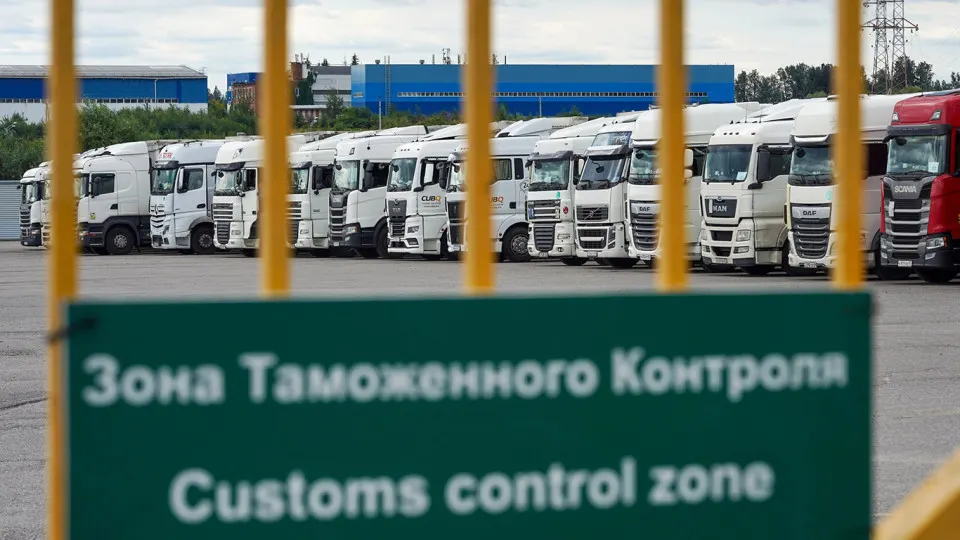 Правительство ввело переходный период для новой системы подтверждения ожидания товаров (СПОТ) — обеспечительные платежи по НДС и акцизам временно не требуются. Одновременно продлён упрощённый порядок ввоза из стран ЕАЭС до 31 августа.