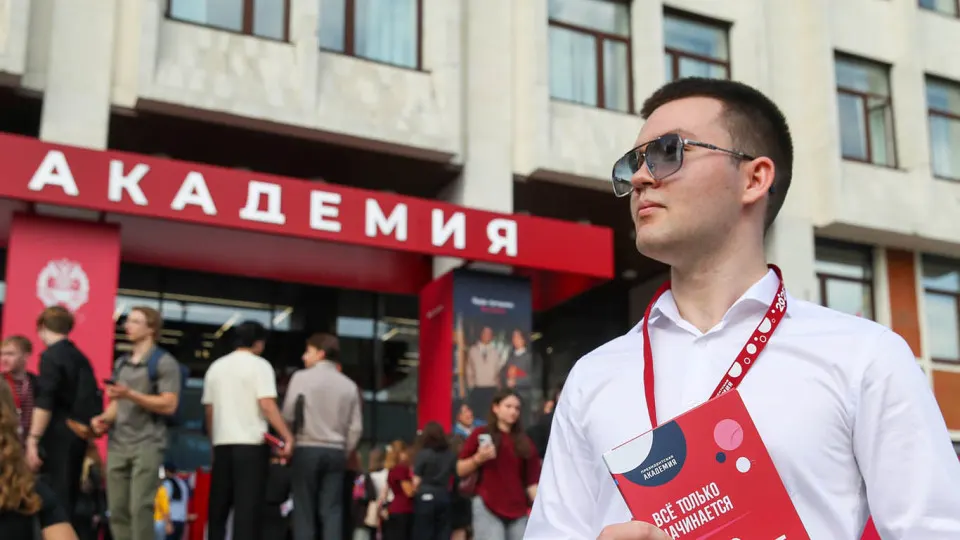 Московское подразделение вуза и другие учебные заведения предлагают студентам годовую службу в добровольческих отрядах по защите неба от беспилотников с денежными выплатами, премиями за сбитые БПЛА и обучением; это часть общероссийской кампании по набору в войска беспилотных систем.