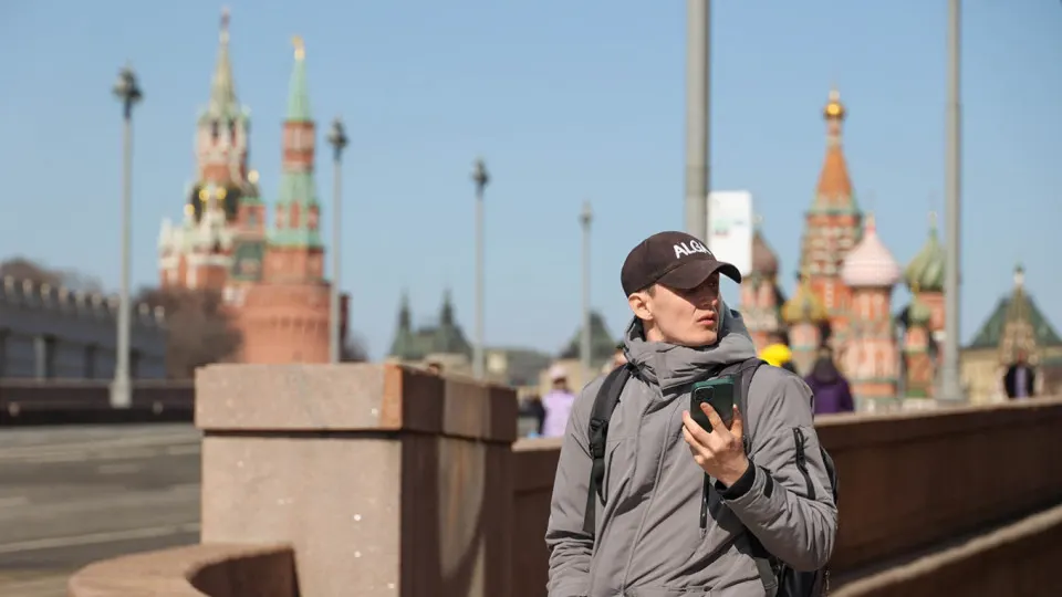 Правительство планирует информационную систему учёта идентификаторов мобильных устройств (IMEI): операторы будут вносить данные и блокировать SIM-карты на запрещённых или скомпрометированных телефонах. Постановление планируют ввести с 1 марта 2027 года.