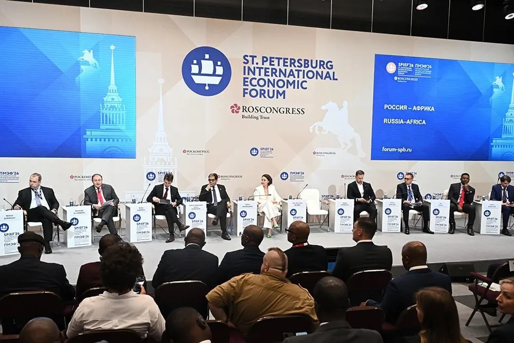 На форуме подвели итоги: за полтора года Россию посетили 17 африканских лидеров, товарооборот достиг $27 млрд. В фокусе — энергетика, цифровизация и подготовка третьего саммита в Москве 28–29 октября.