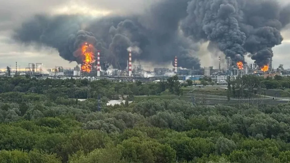 По данным источников, Украина усилила удары по российской энергетической инфраструктуре и военным целям в глубине страны. Эксперты отмечают падение переработки нефти и рост региональных ограничений на продажу топлива.