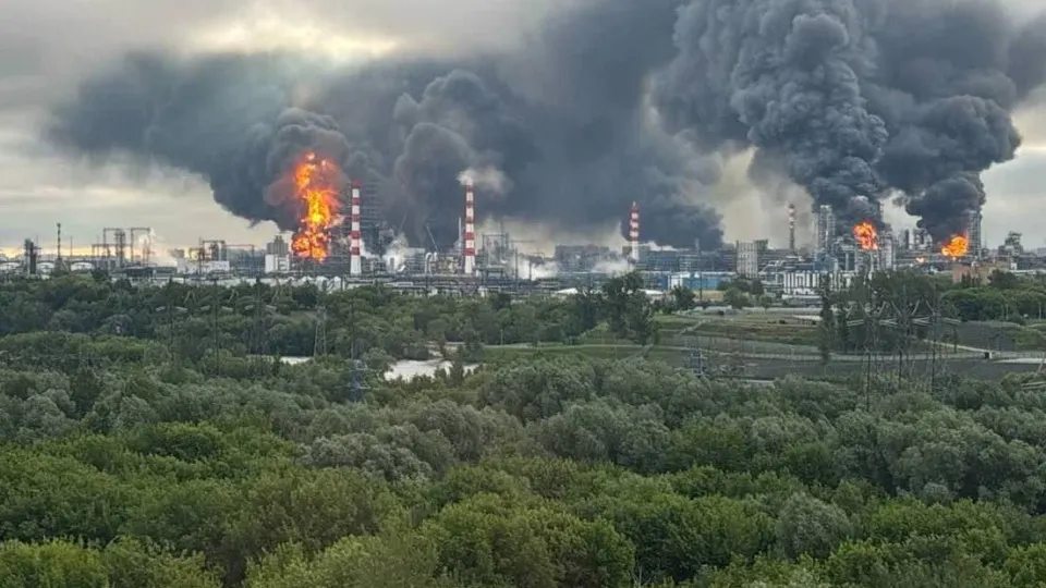 Утром 18 июня сотни беспилотников атаковали Москву и ряд регионов: силы ПВО отразили налёт, имеются повреждения объектов, в Ростовской области — погибший и раненые.