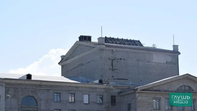 Театр планирует приобрести проекционный экран Tuechler или его эквивалент; аукцион опубликован на сайте госзакупок с начальной ценой свыше 1,2 млн рублей.