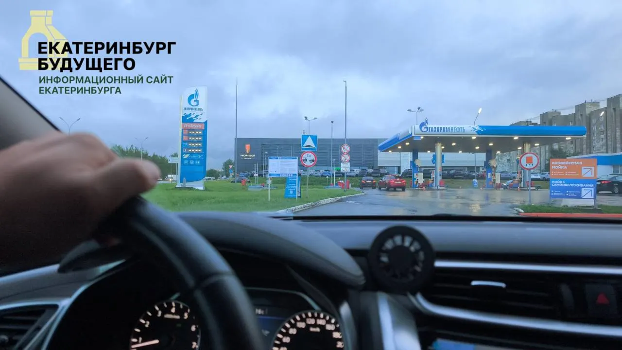 Средние цены на АИ‑92, АИ‑95 и дизель выросли, жители сообщают об исчезновении некоторых марок на АЗС и очередях; власти обещают меры, экономисты предупреждают о рисках административного сдерживания цен.