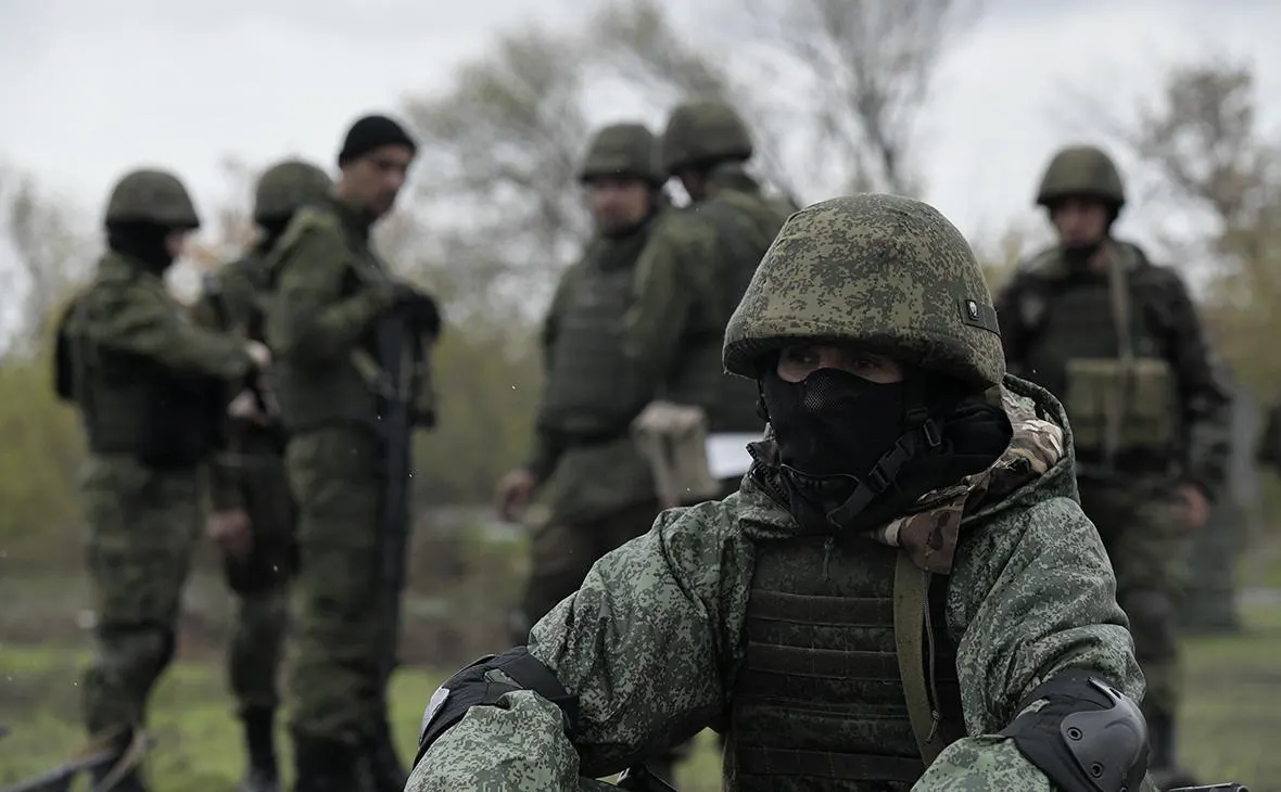 По сведениям ряда собеседников — бывших чиновников, военных экспертов и представителей разведок — Россия отстаёт от Украины по военным технологиям и тактике; для изменения хода боевых действий потребуются масштабная мобилизация или иные радикальные шаги.