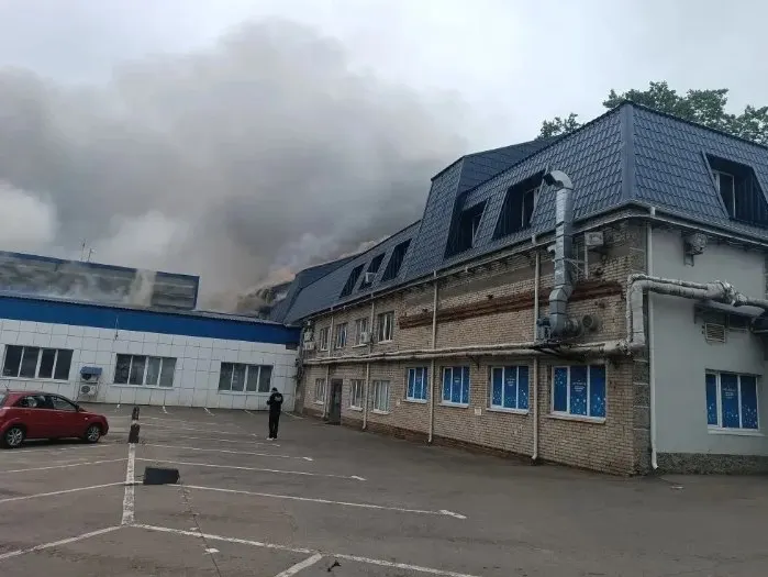 18 июня по направлениям Москвы и Подмосковья зафиксирована крупнейшая за два года атака беспилотников: около 190 аппаратов были сбиты, есть повреждения инфраструктуры и ограничения в работе аэропортов.