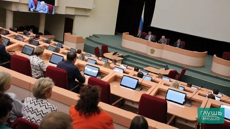 На депутатских слушаниях 4 июня правоохранители заявили, что отключение мессенджеров сократило активность мошенников, но злоумышленники начали использовать сим‑боксы и обычные телефонные вызовы.