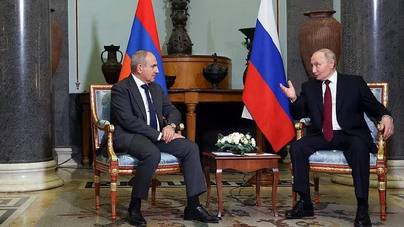 Пресс-служба Кремля сообщила, что 1 июня президент России позвонил премьеру Армении, поздравил его с днём рождения и обсудил результаты заседания Высшего евразийского экономического совета, где обсуждали участие Армении в ЕАЭС.