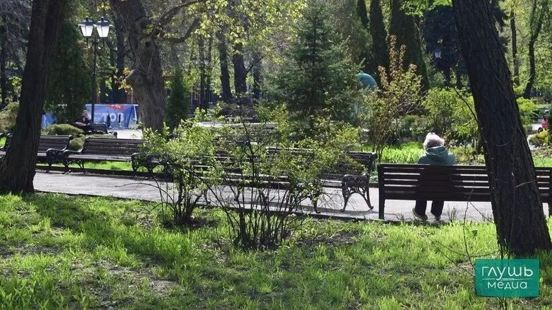 В городе продолжают устанавливать системы автополива и укреплять материально‑техническую базу служб благоустройства. Жители жалуются на пожелтевшие газоны и нерегулярный полив; подрядчиков призвали выполнять гарантийные обязательства, а руководителей — привлекать к дисциплинарной ответственности.