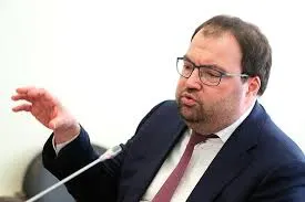 Глава Минцифры Максут Шадаев на IT‑завтраке ПМЭФ‑2026 заявил, что внедрение механизмов проверки возраста пользователей — вопрос ближайшей повестки; ведомство изучает опыт зарубежных платформ.