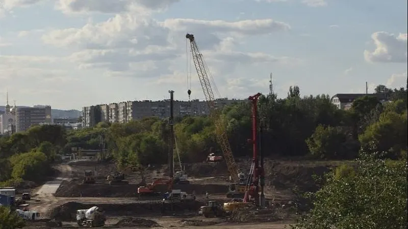 Комитет по строительству заключил контракт на 365,7 млн руб. с ООО «Прогресс». Выбор подрядчика сопровождался жалобами в УФАС из‑за ошибок в документации; работы должны быть завершены до июля 2027 года.
