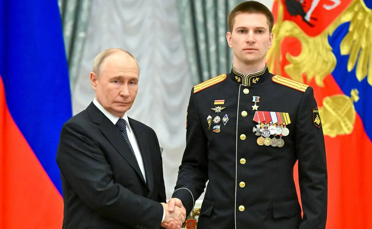 В Кремле президент лично наградил медалью «Золотая Звезда» подполковника Ивана Берестовского за мужество в ходе специальной военной операции; он дважды был ранен, уничтожил бронетехнику и получил досрочное звание.