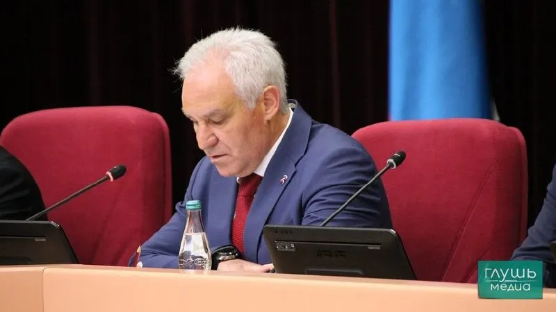 Председатель Саратовской областной думы Алексей Антонов заявил, что лица, представляющиеся участниками спецоперации и носящие знаки, похожие на награды, проникают в сферу патриотического воспитания. Их сложно привлечь к ответственности, ущерб часто носит репутационный и социальный характер.
