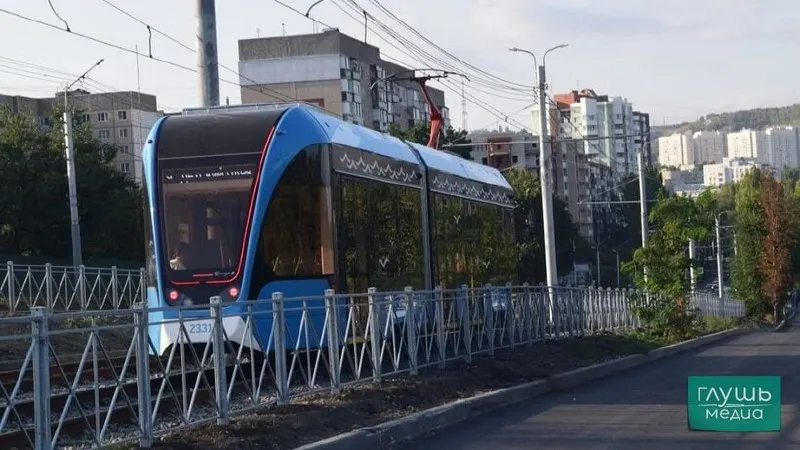 На портале госзакупок опубликован аукцион на поставку двух боковых окон с откидной форточкой для трамваев «Богатырь». Начальная цена контракта — более 138,5 тыс. ₽, поставка должна быть выполнена до конца 2026 года.