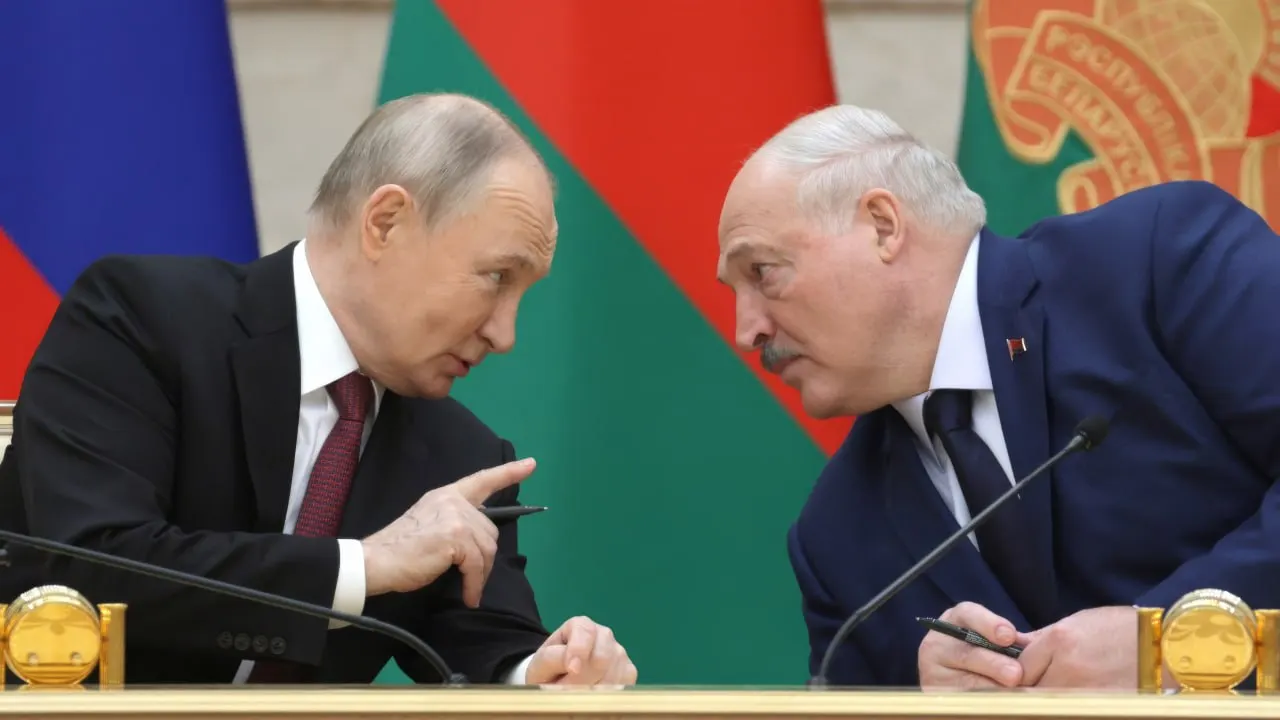 26 июня в Валдае прошли негласные переговоры между президентами России и Беларуси — публичных заявлений не последовало. Встреча прошла на фоне обострения ситуации у белорусско-украинской границы и недавних контактов Минска с Киевом.