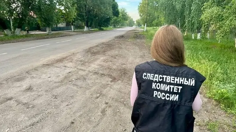 Тело пожилого человека нашли на открытой территории у дома на улице Молодежная. Следователи назначили судебно‑медицинскую экспертизу, устанавливаются обстоятельства произошедшего.