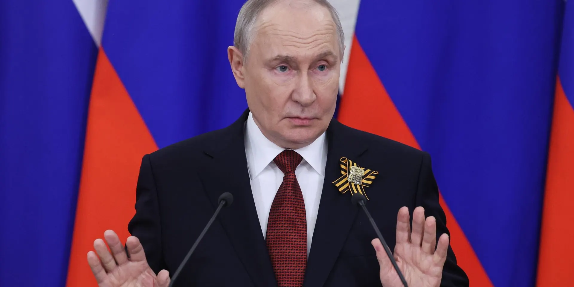 Чиновники предостерегают об опасном росте дефицита и предлагают сокращать невоенные расходы, тогда как Минобороны требует увеличения финансирования — президент поручил сначала искать экономию в гражданских статьях бюджета.
