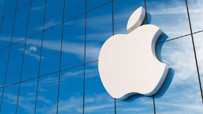 Минцифры заявило, что Apple не выполняет требования об окне выбора поисковой системы и предустановке российского магазина приложений; при отсутствии исправлений компании грозит запрет в стране.