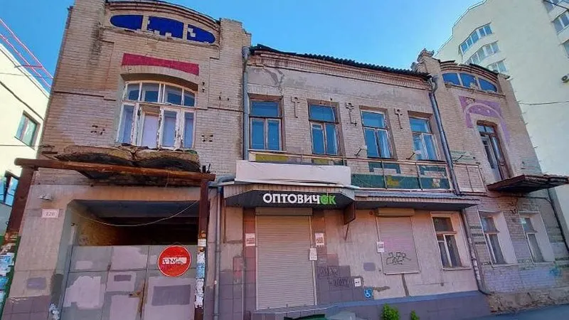 Дом №120 на улице Кутякова, признанный памятником архитектуры местного значения в 2024 году, намерены передать инвесторам по программе «За рубль». Здание в неудовлетворительном состоянии; его история восходит к началу XX века.