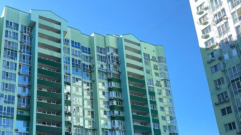 Средняя стоимость квартиры в новостройках Саратова в мае снизилась на 0,8% — до 6,4 млн ₽; по России снижение составило 0,1%.