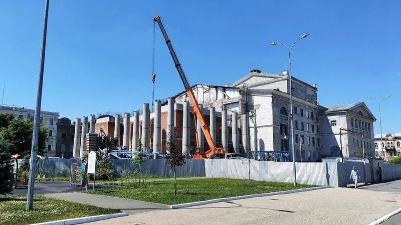 Очевидцы отмечают, что у здания театра устанавливают кран; по словам свидетеля, работы выполняют сотрудники компании «Кронверк».
