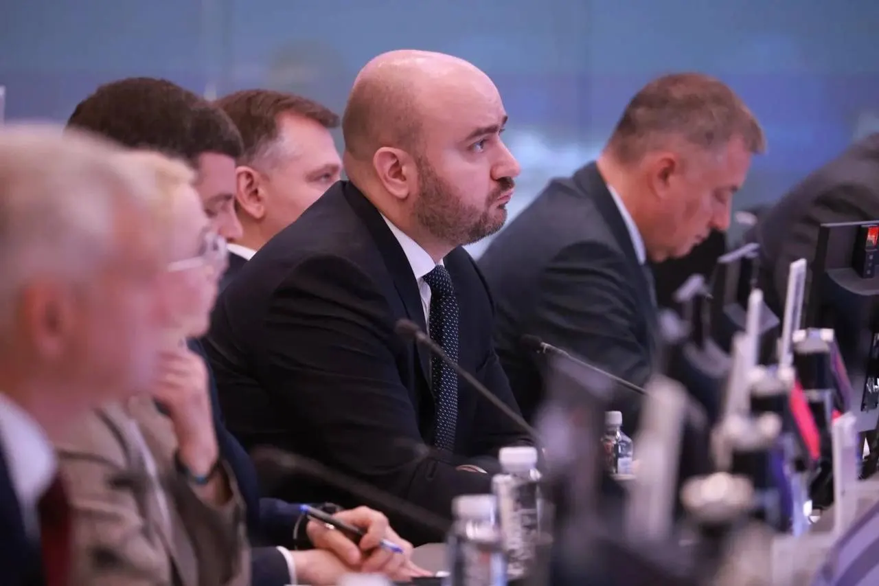Вячеслав Федорищев принял участие в совещании в Москве по поставкам бензина и дизеля: обсуждали стабилизацию рынка, координацию действий и мониторинг цен и логистики.